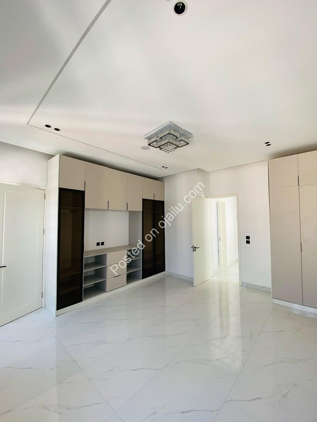 Chevron’s Crown Jewel: 5-Bed Poolside Estate