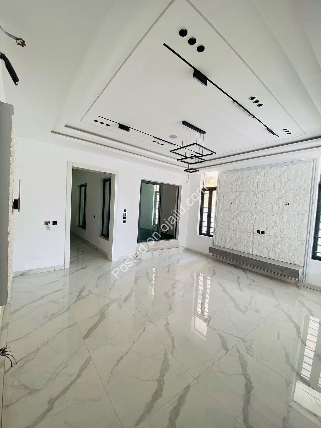 Chevron’s Crown Jewel: 5-Bed Poolside Estate