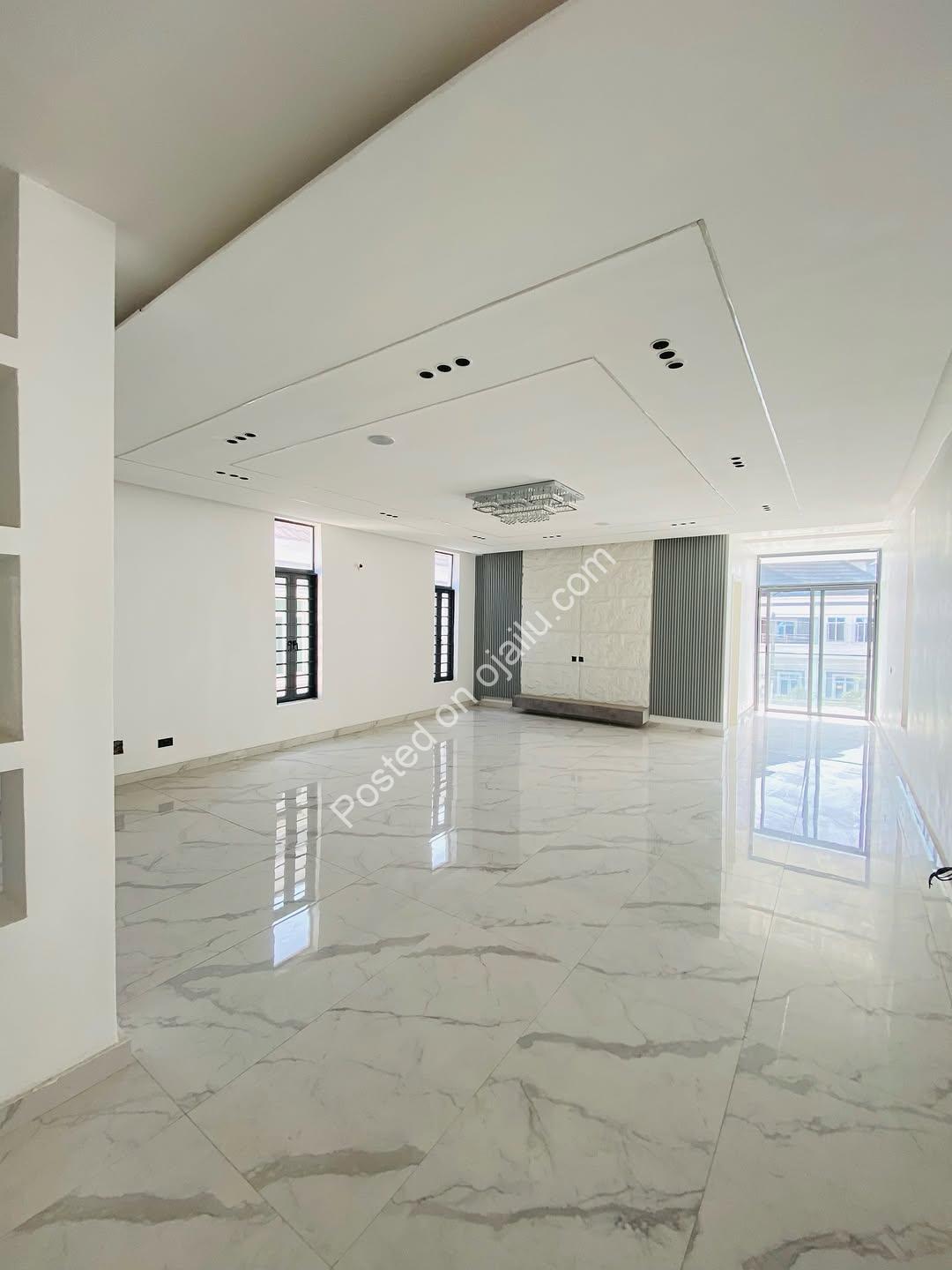 Chevron’s Crown Jewel: 5-Bed Poolside Estate