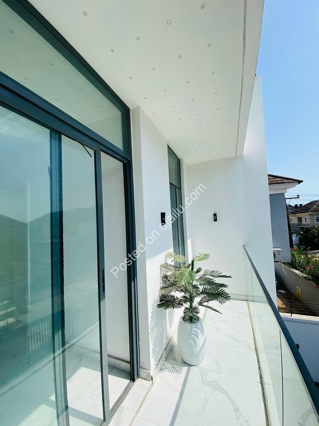 Chevron’s Crown Jewel: 5-Bed Poolside Estate