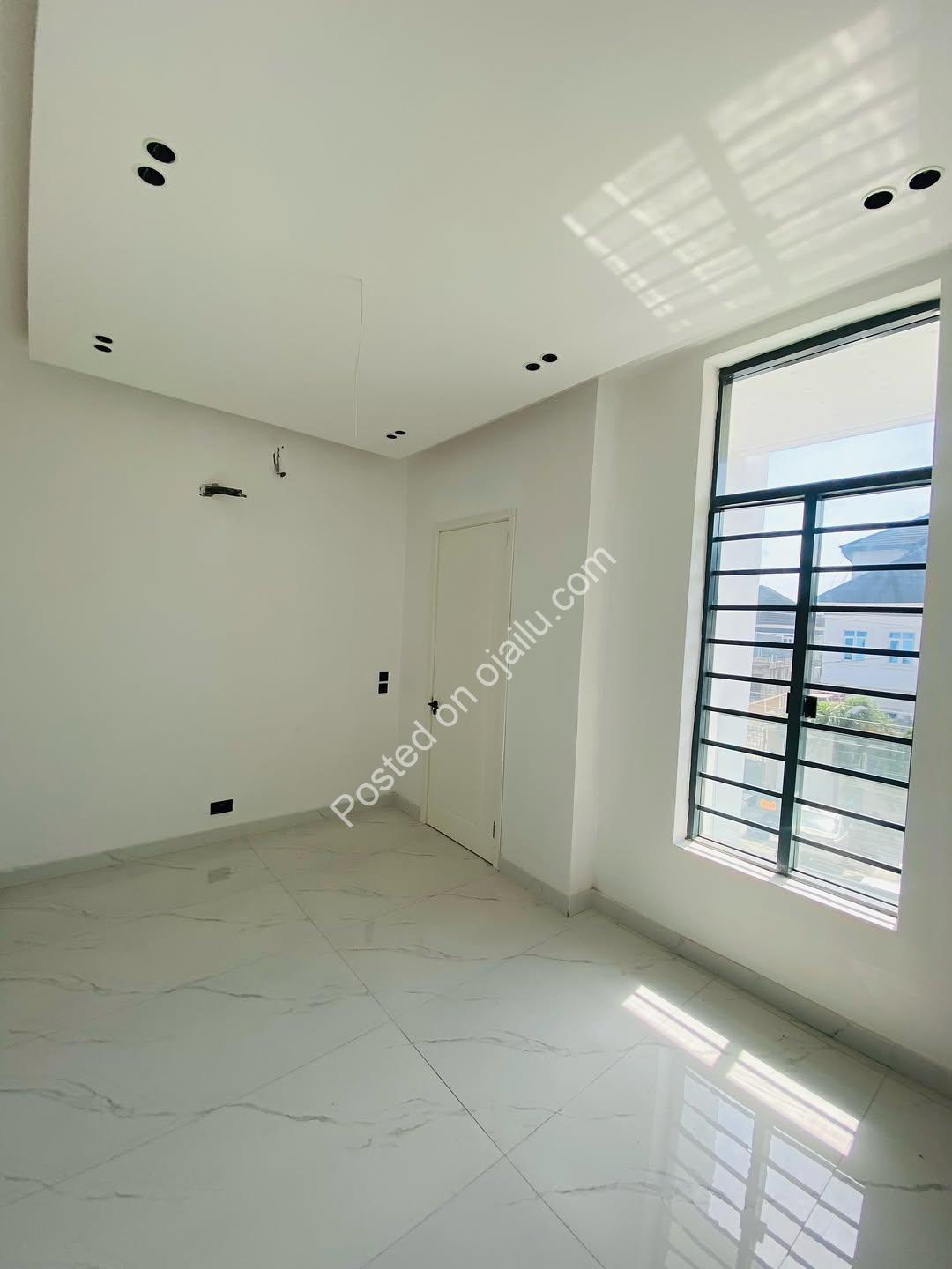 Chevron’s Crown Jewel: 5-Bed Poolside Estate