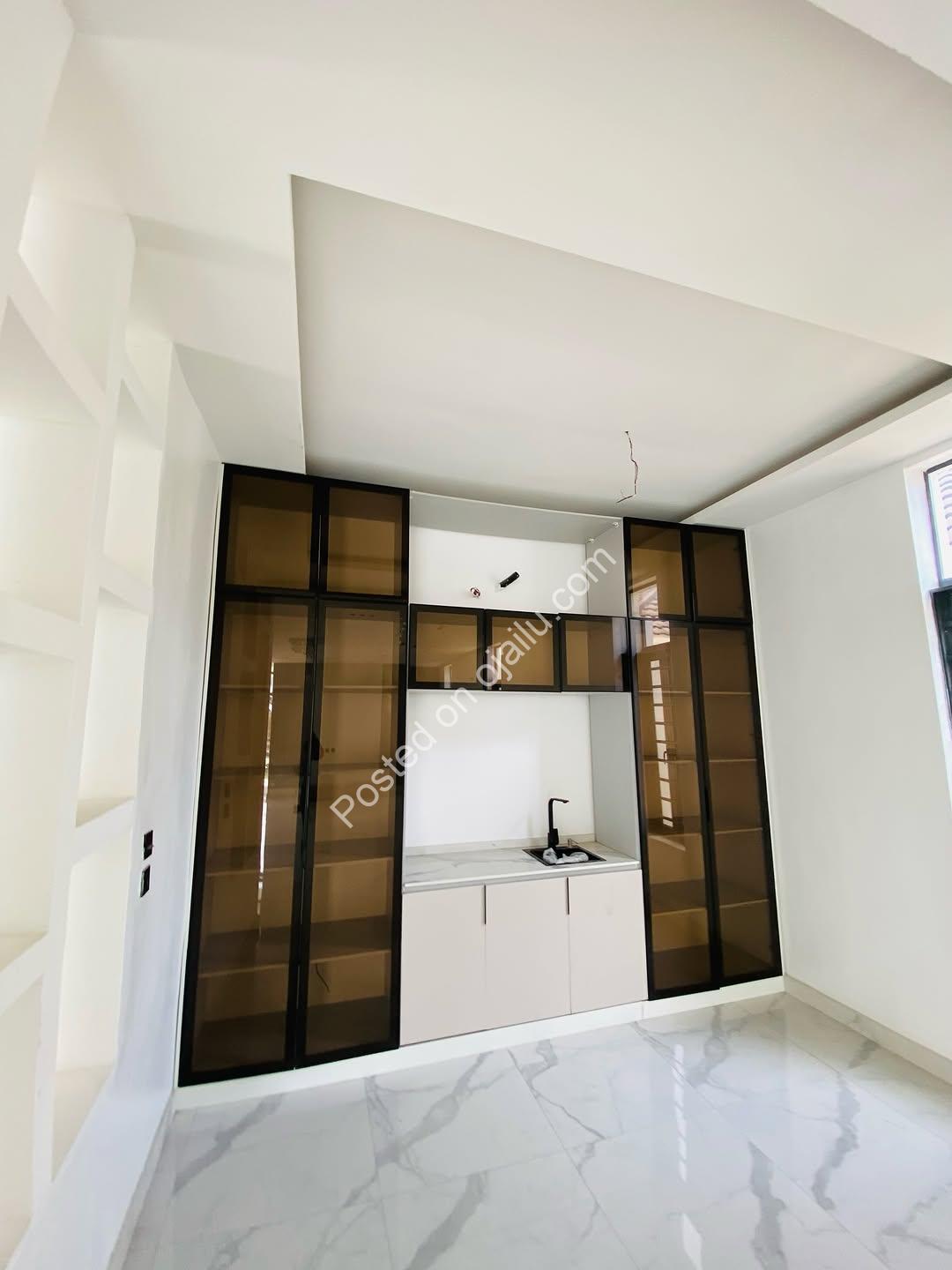 Chevron’s Crown Jewel: 5-Bed Poolside Estate