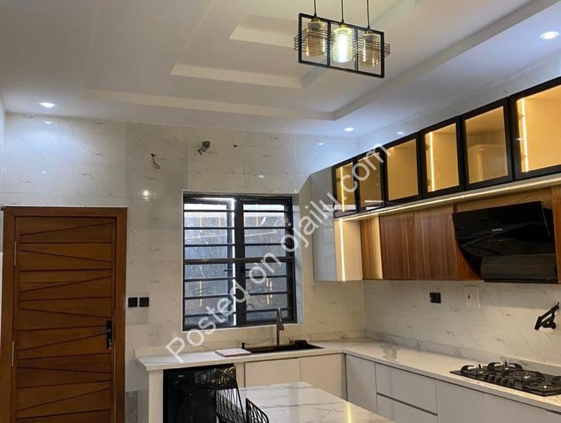 Chevron Haven: 5-Bed Estate with Pool & 24/7 Power