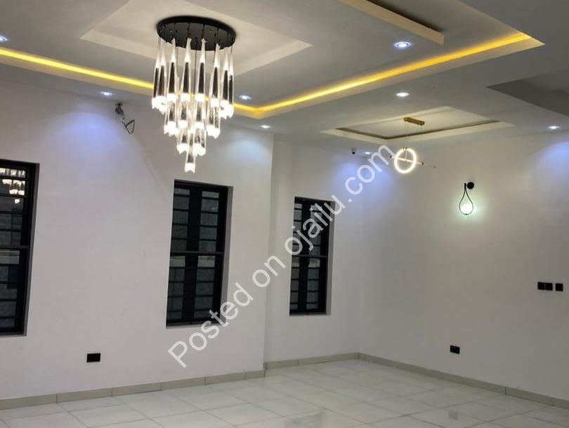 Chevron Haven: 5-Bed Estate with Pool & 24/7 Power