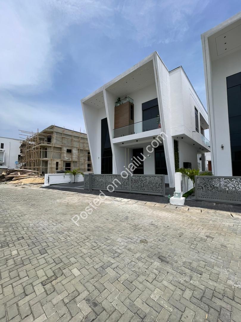 Elegant 5-Bedroom Duplex with Pool in Prime Lekki