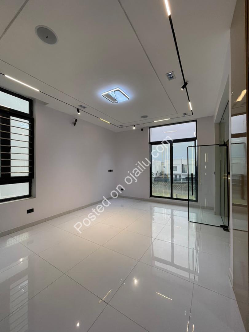 Elegant 5-Bedroom Duplex with Pool in Prime Lekki