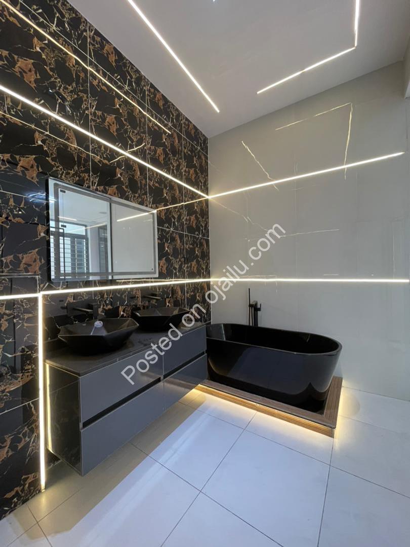 Elegant 5-Bedroom Duplex with Pool in Prime Lekki