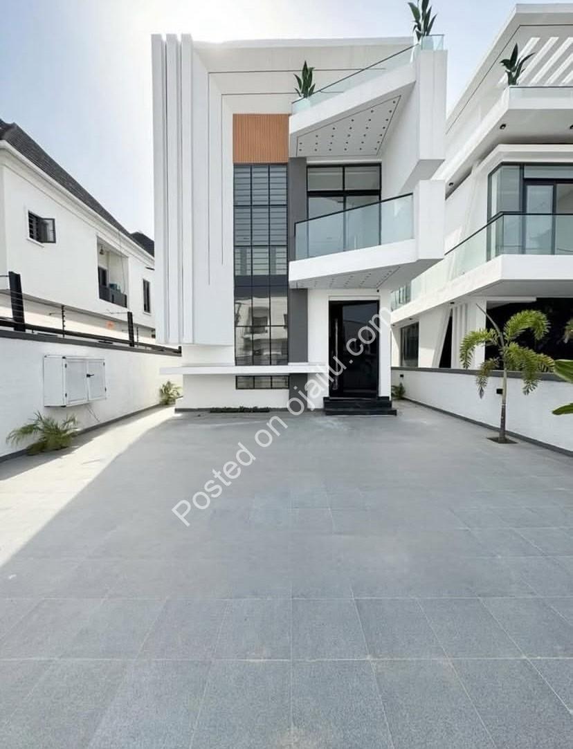 Lekki’s Ultimate 5-Bedroom Duplex with Pool