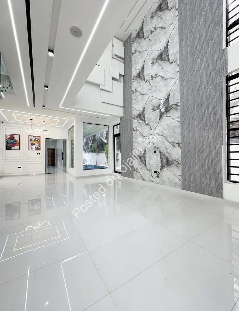 Lekki’s Ultimate 5-Bedroom Duplex with Pool