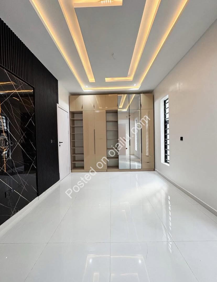 Lekki’s Ultimate 5-Bedroom Duplex with Pool