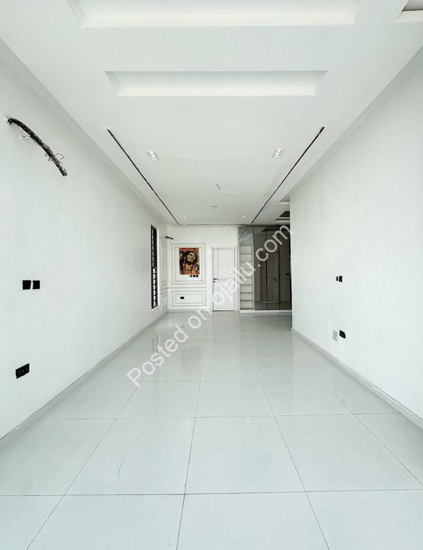 Lekki’s Ultimate 5-Bedroom Duplex with Pool