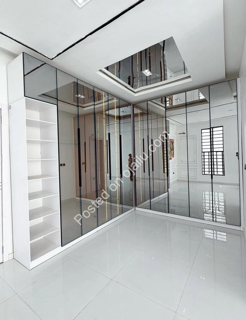 Lekki’s Ultimate 5-Bedroom Duplex with Pool