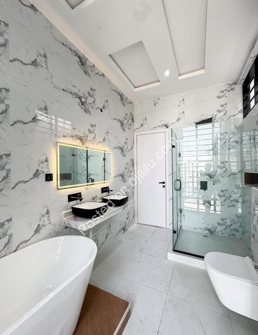 Lekki’s Ultimate 5-Bedroom Duplex with Pool