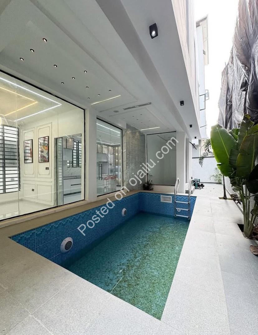 Lekki’s Ultimate 5-Bedroom Duplex with Pool