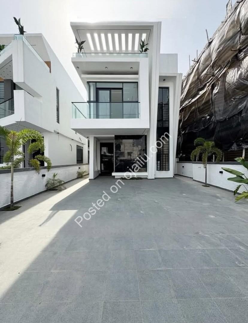 Lekki’s Ultimate 5-Bedroom Duplex with Pool