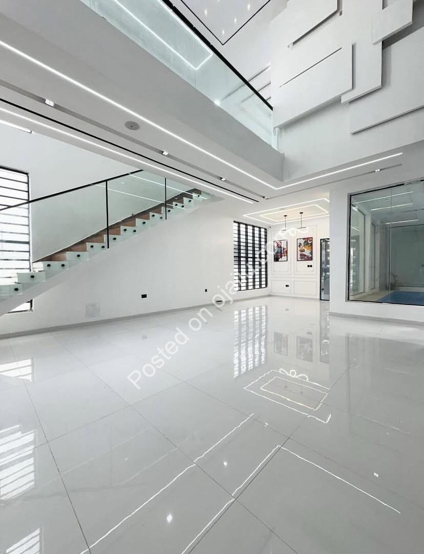 Lekki’s Ultimate 5-Bedroom Duplex with Pool