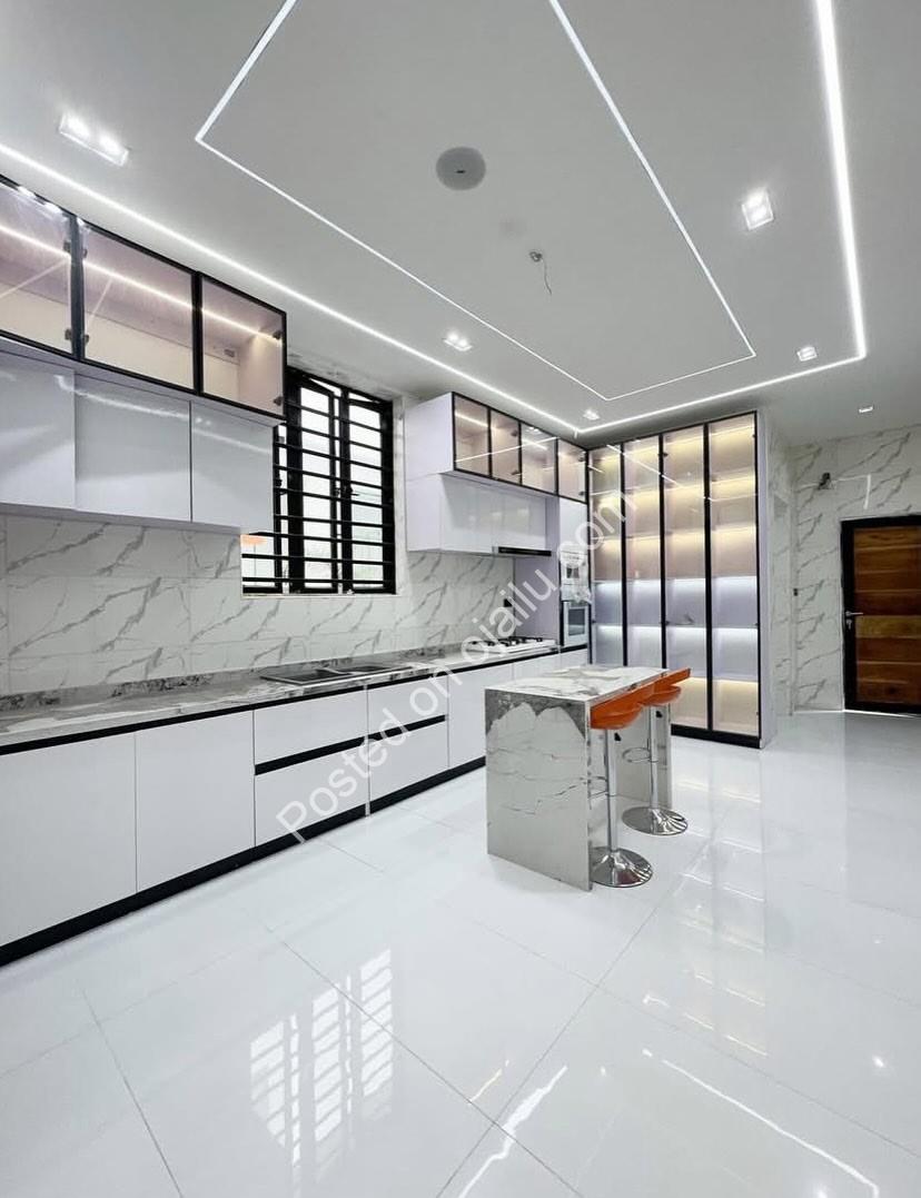 Lekki’s Ultimate 5-Bedroom Duplex with Pool