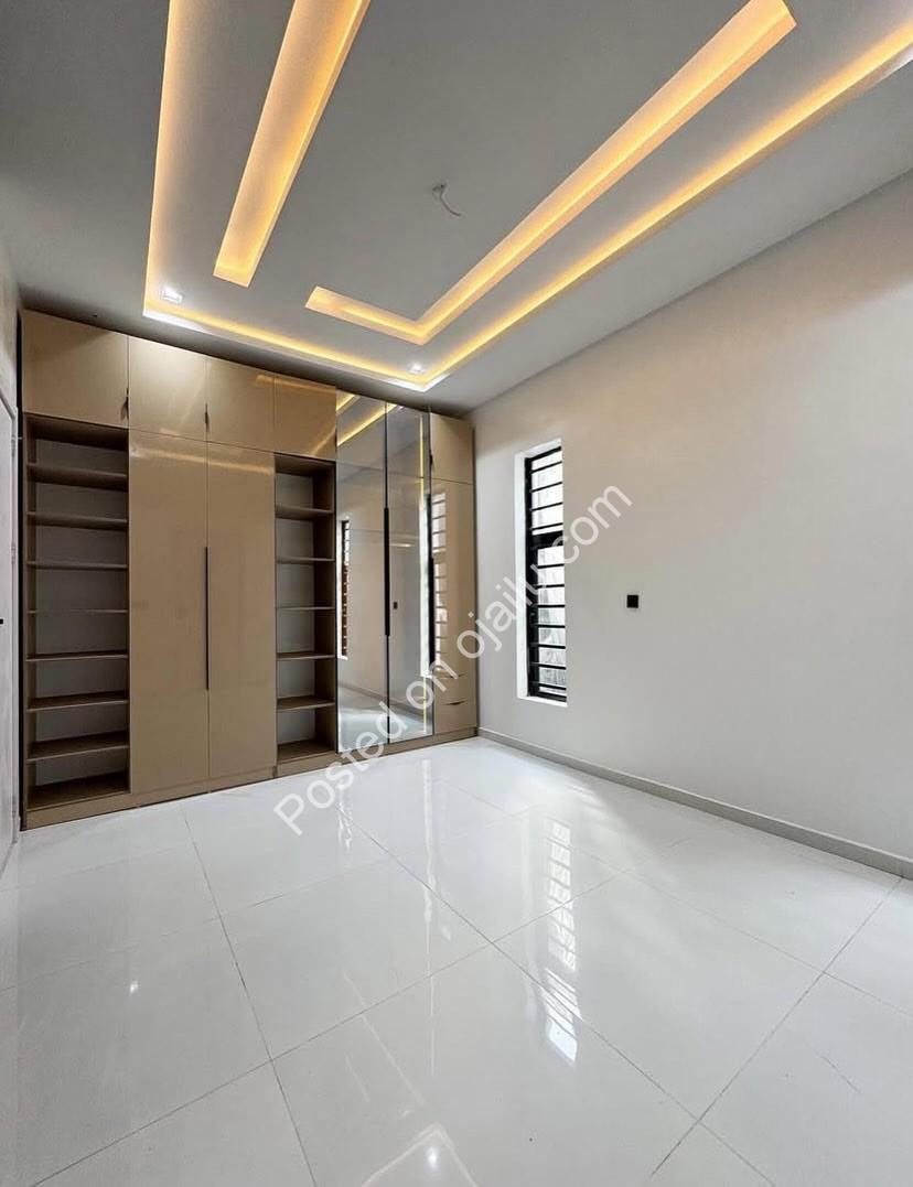 Lekki’s Ultimate 5-Bedroom Duplex with Pool