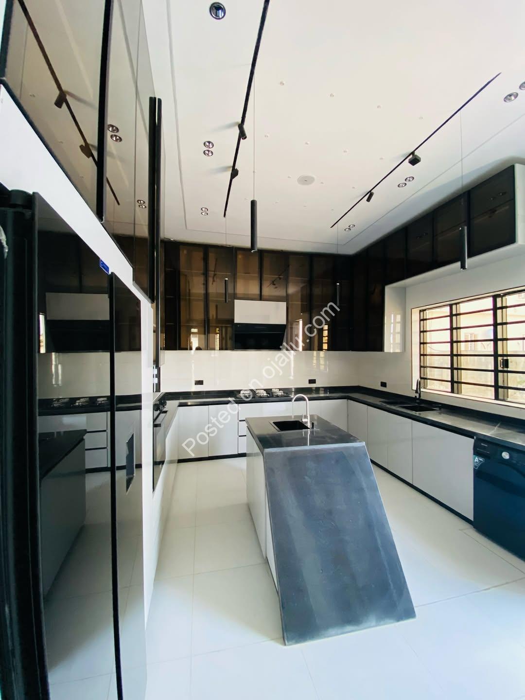 Exquisite 5-Bed Chevron Duplex | Prime Investment