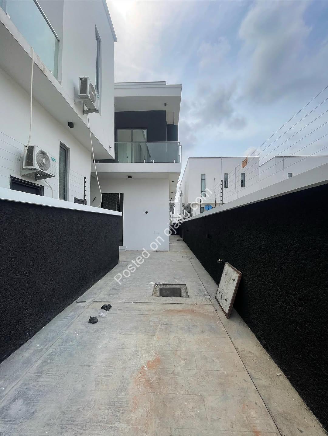 Chevron’s Crown Jewel: 4-Bed Ensuite Haven