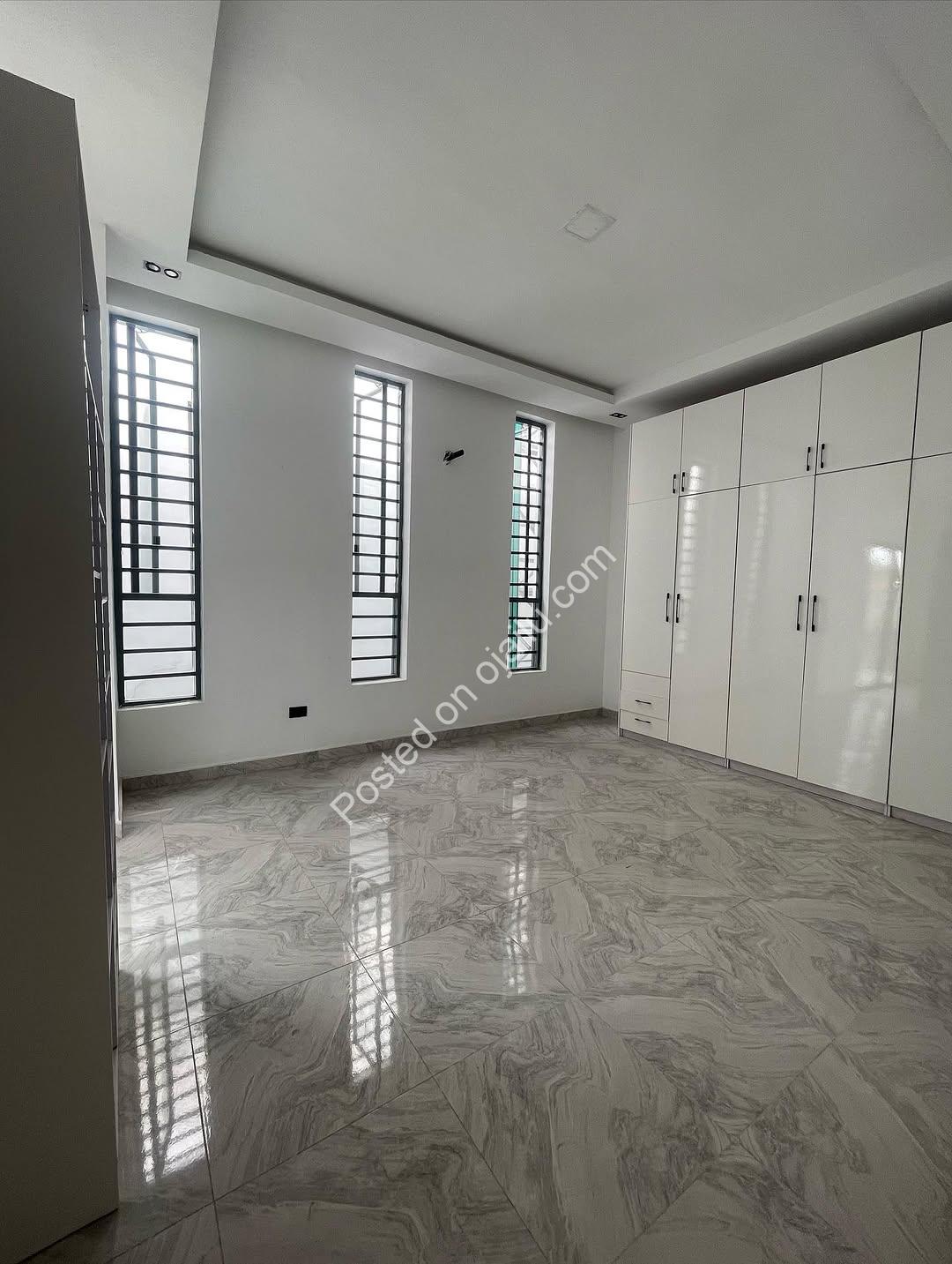 Chevron’s Crown Jewel: 4-Bed Ensuite Haven