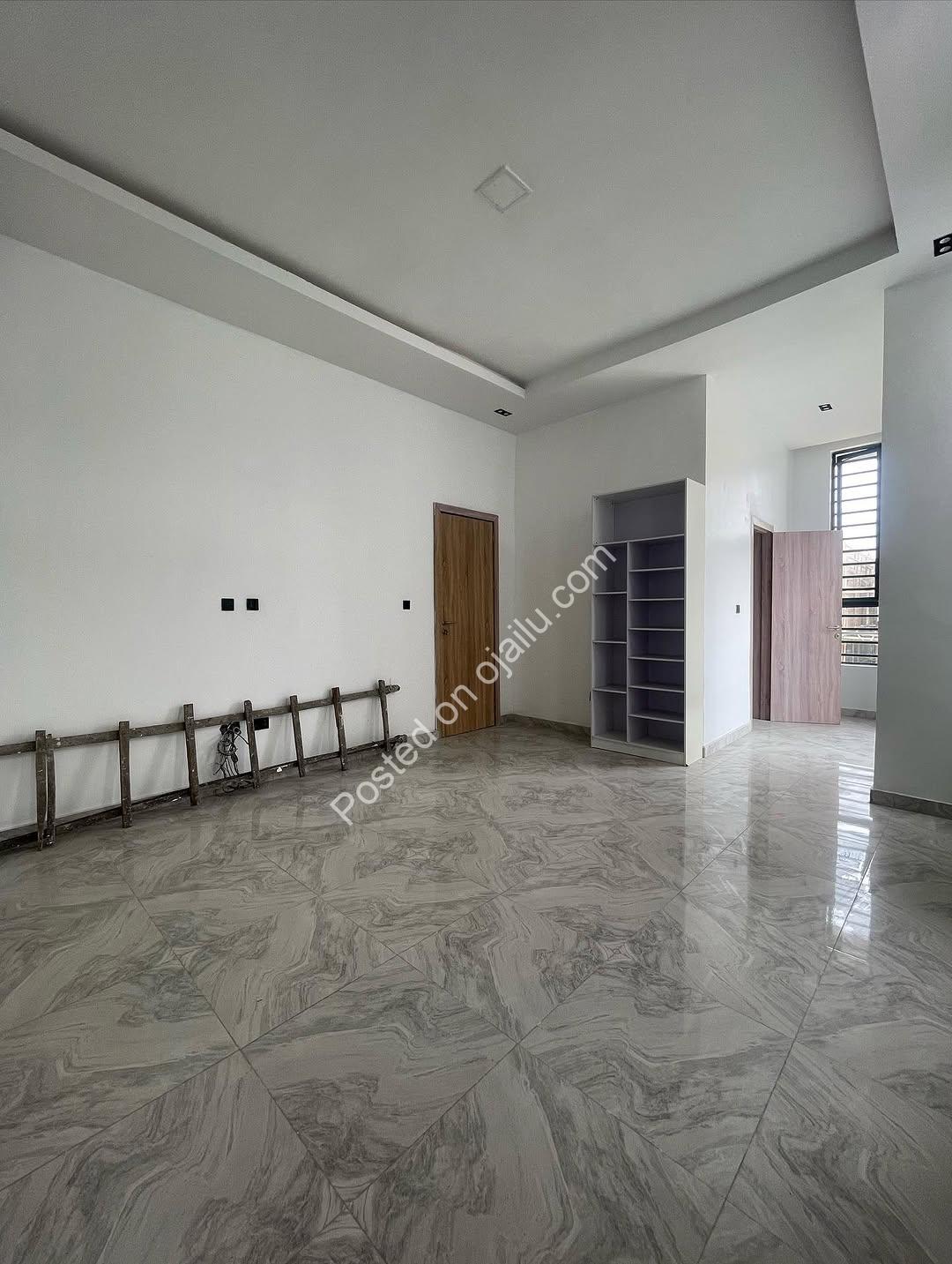 Chevron’s Crown Jewel: 4-Bed Ensuite Haven