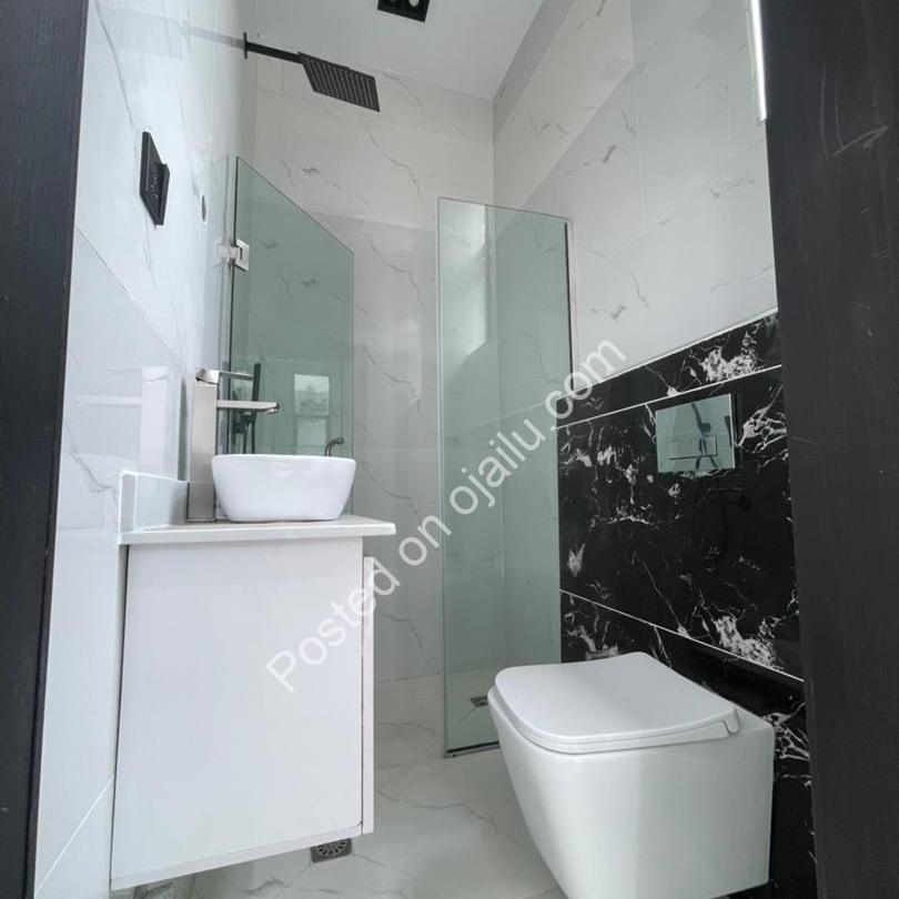 Exquisite 5-Bedroom Duplex in Prime Chevron Lekki