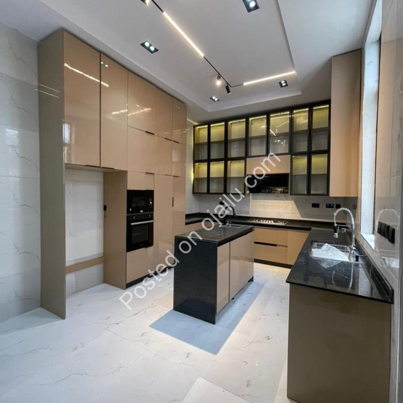 Exquisite 5-Bedroom Duplex in Prime Chevron Lekki