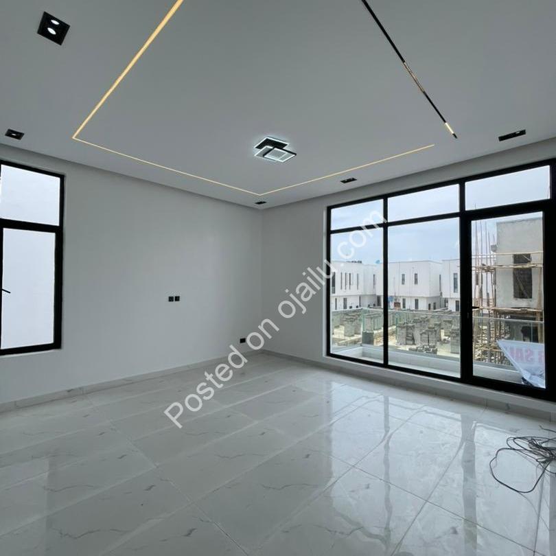Exquisite 5-Bedroom Duplex in Prime Chevron Lekki