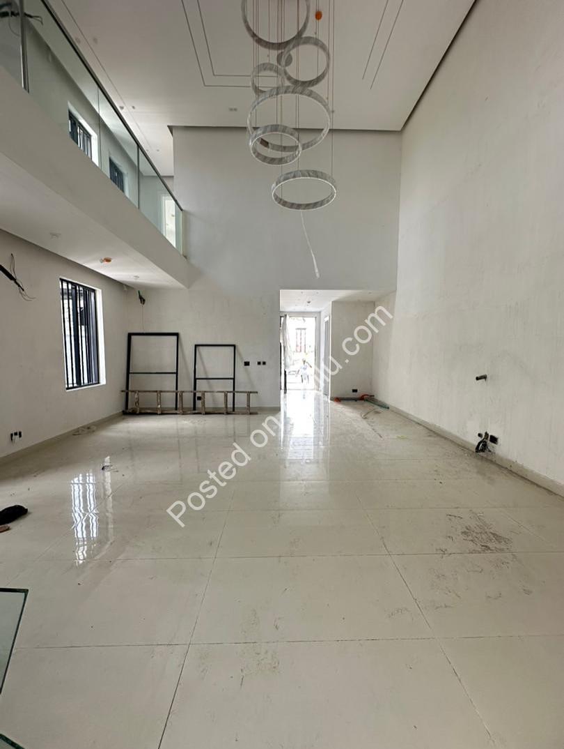 Sleek 5-Bed Duplex with Rooftop & Pool in Ikate