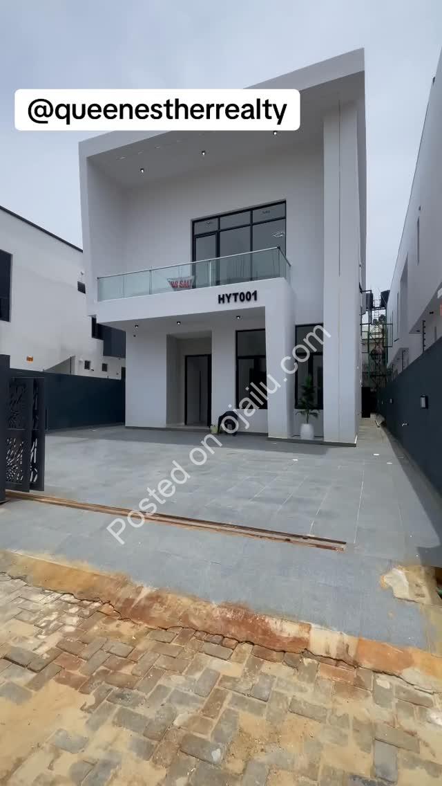 Majestic 5-Bedroom Haven with Pool in Lekki