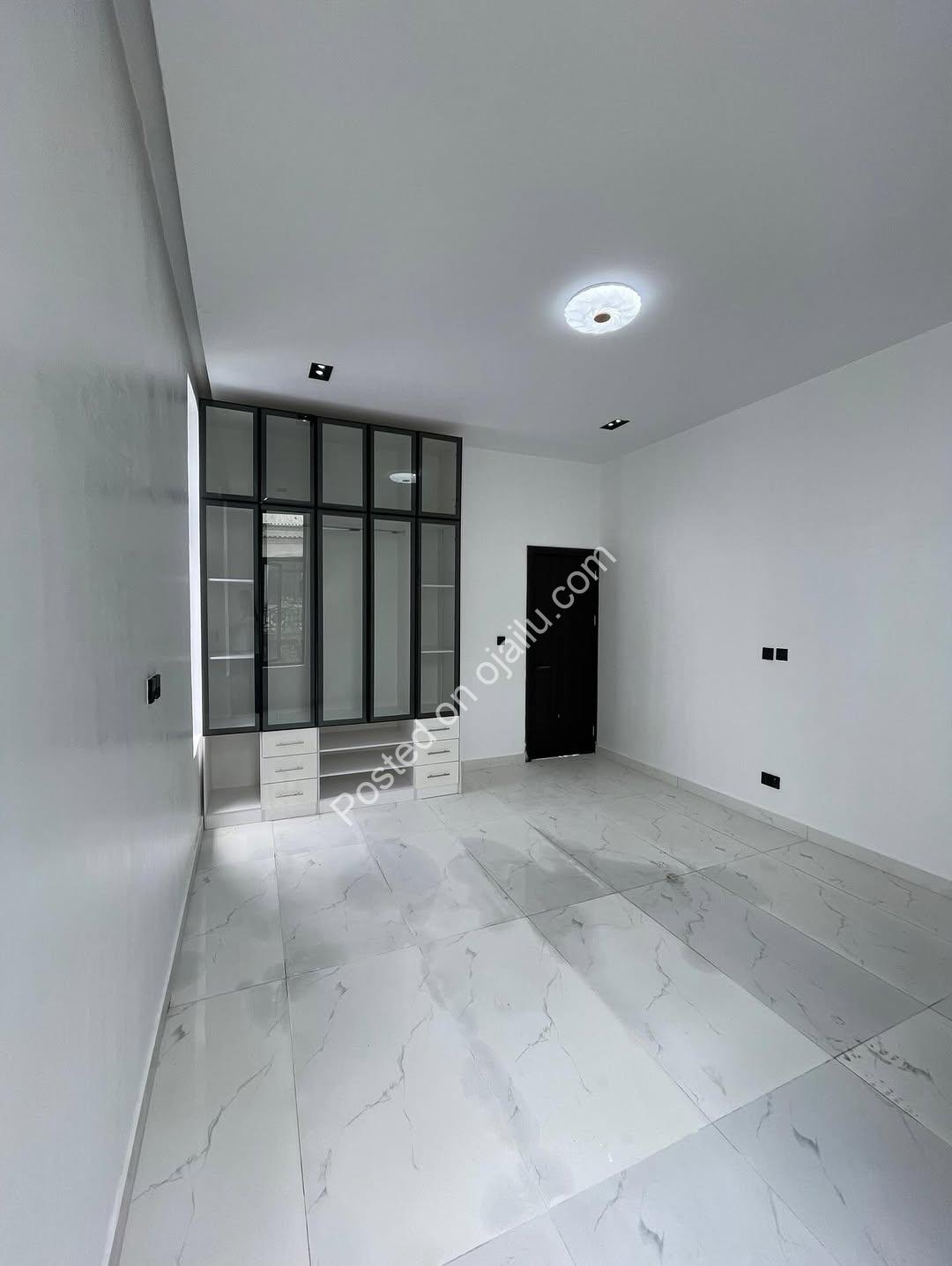 Stunning 5-Bedroom Duplex with Pool in Lekki