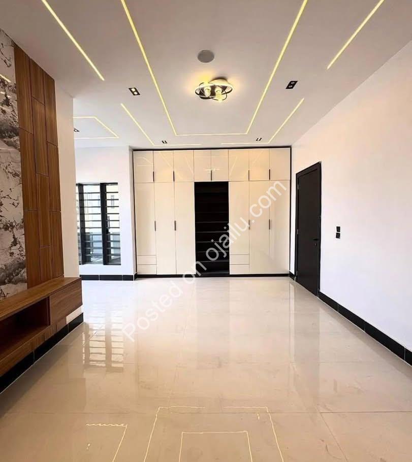 Stunning 5-Bed Lekki Duplex with Rooftop Terrace