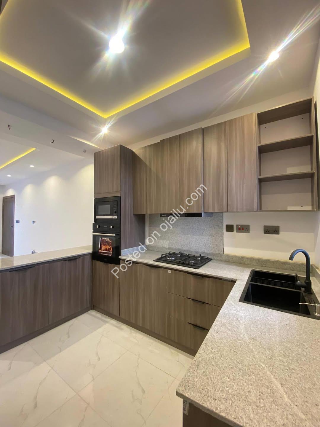 Lekki’s Finest: 2-Bed Luxury Haven with Gym & Balcony