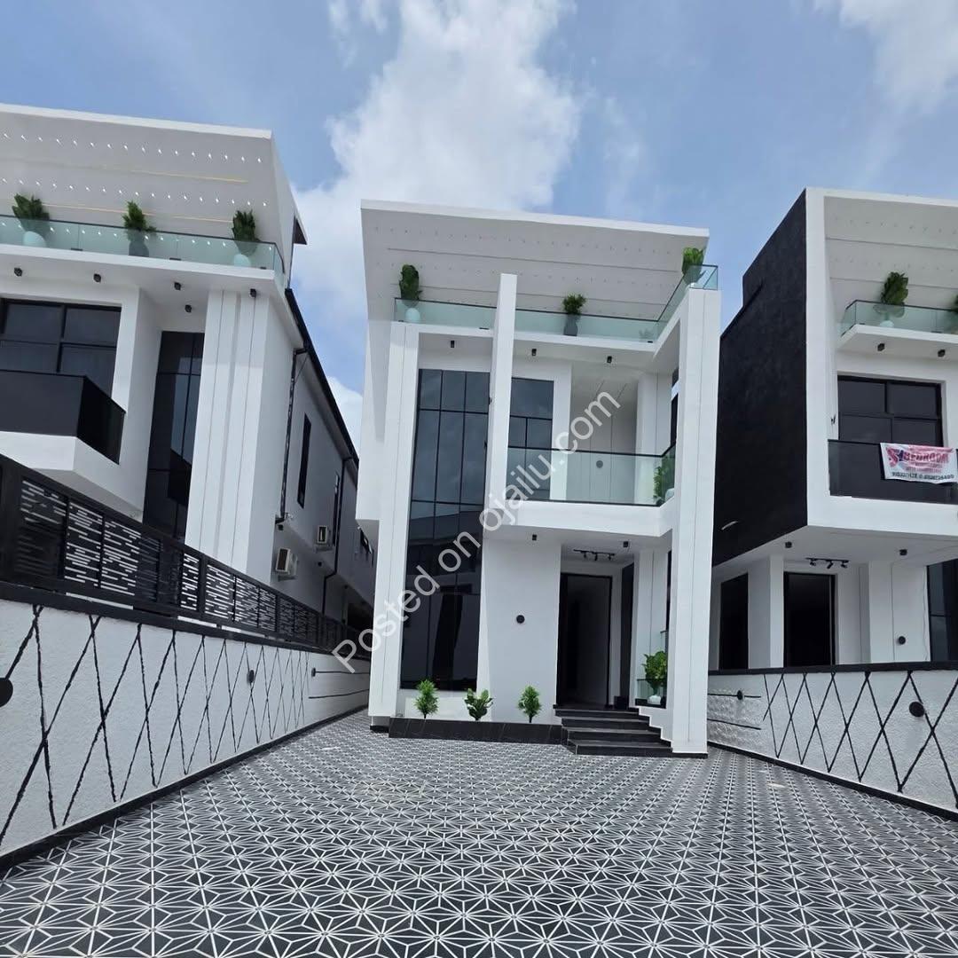 Exquisite 5-Bedroom Duplex with Pool in Lekki