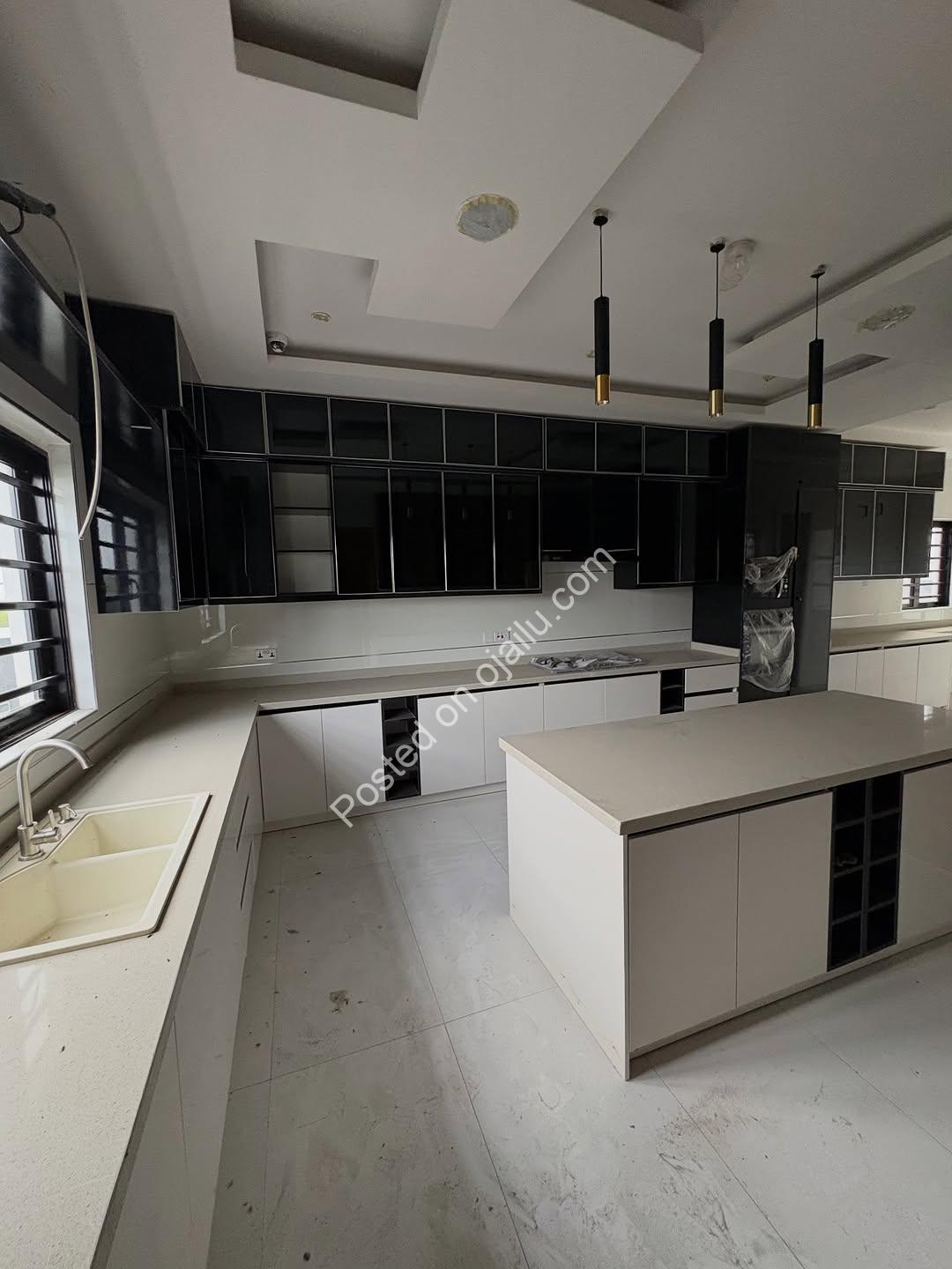 Cinema & Pool: Your 6-Bed Ajah Dream Home