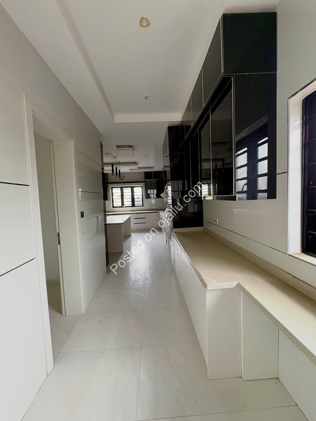 Cinema & Pool: Your 6-Bed Ajah Dream Home