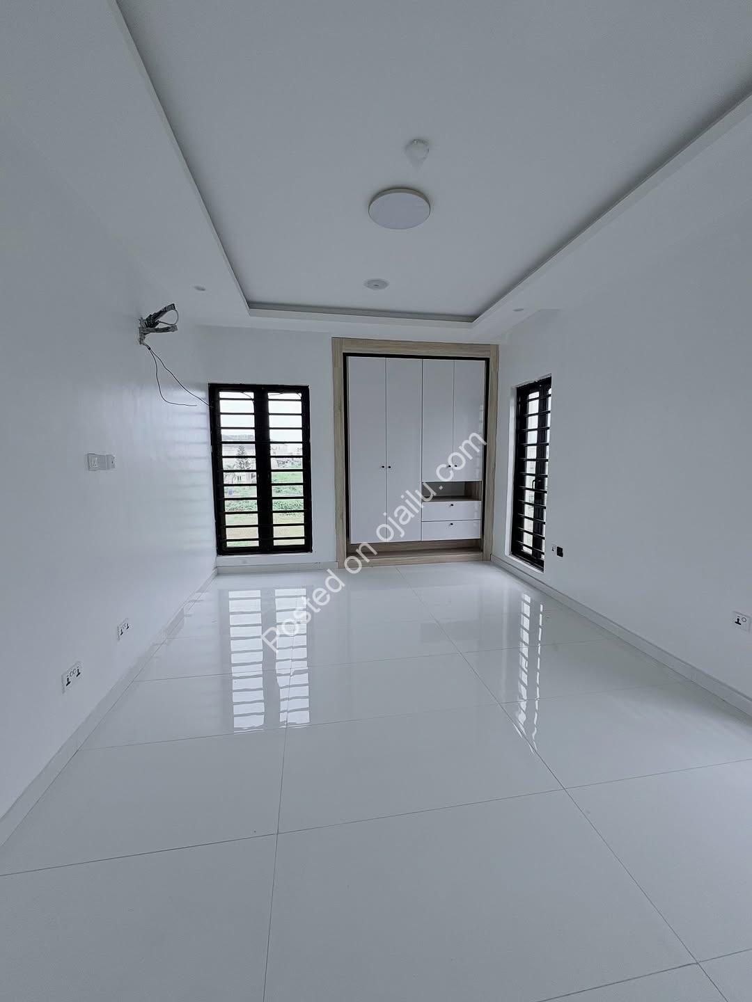 Cinema & Pool: Your 6-Bed Ajah Dream Home