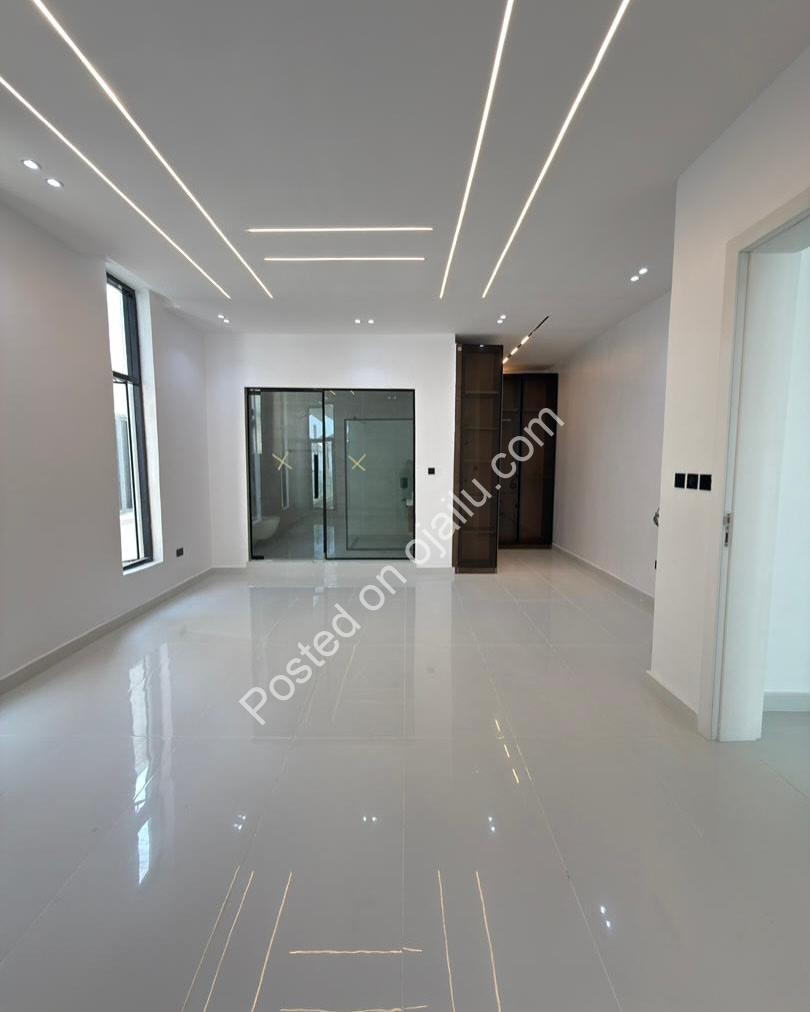 5-Bedroom Lekki Oasis: Pool, Cinema & Rooftop Paradise