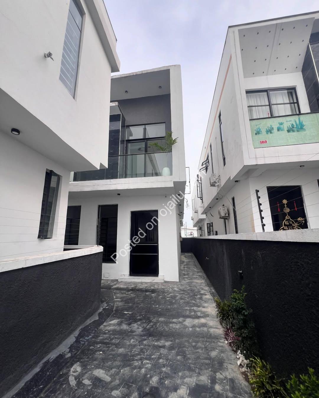 Spacious 4-Bedroom Duplex with En-Suite Bliss in Lekki
