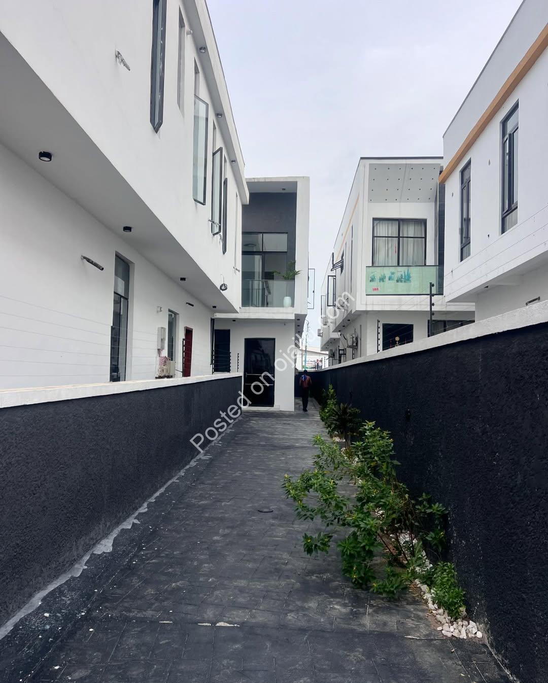 Spacious 4-Bedroom Duplex with En-Suite Bliss in Lekki