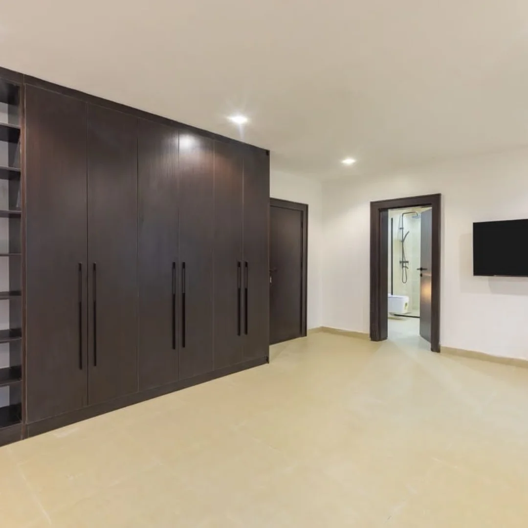 Serene Asokoro Oasis: 3BR Duplex with Pool