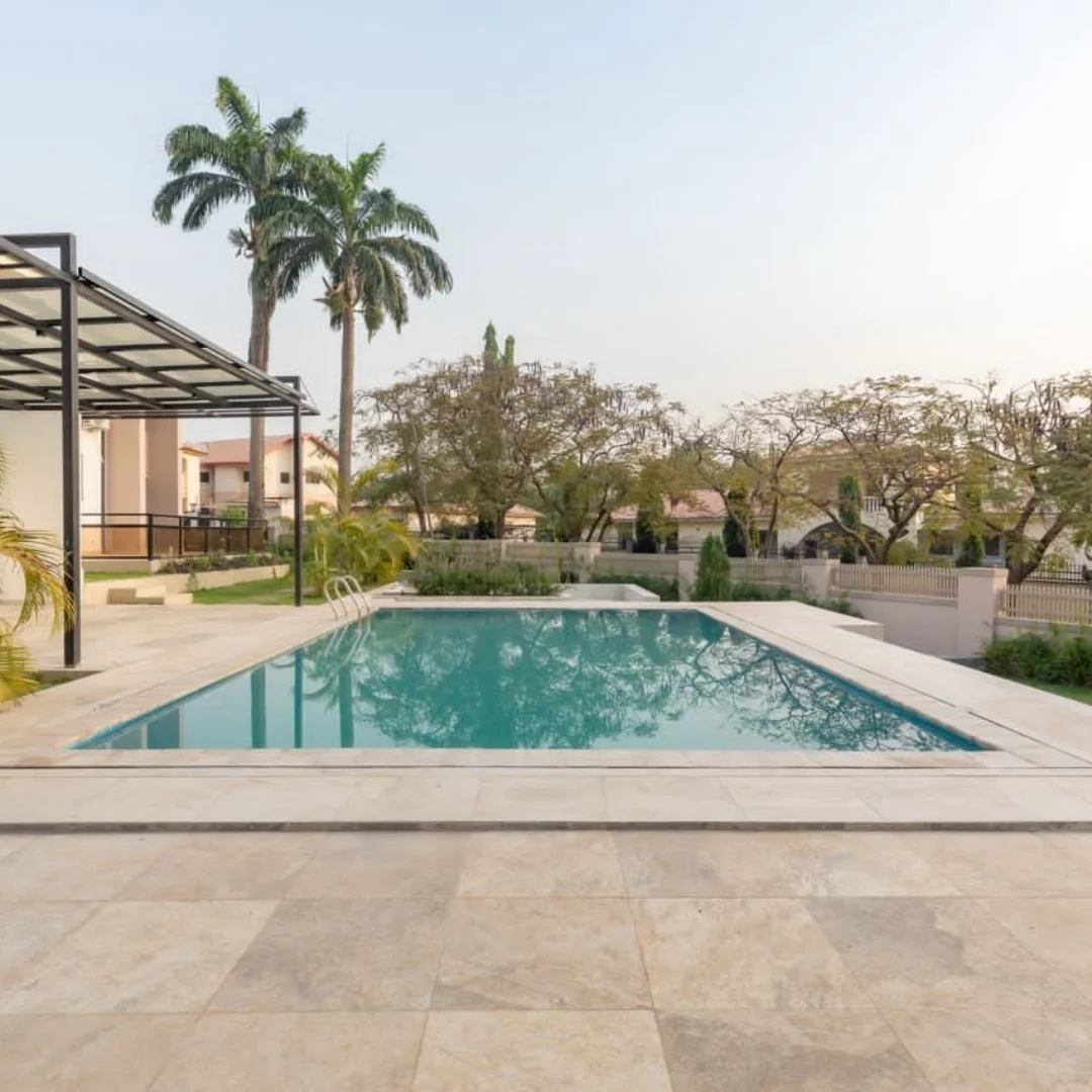 Serene Asokoro Oasis: 3BR Duplex with Pool