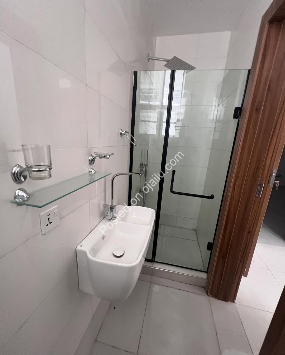 Oniru’s Finest: 1-Bedroom Oasis with Pool & Ensuite