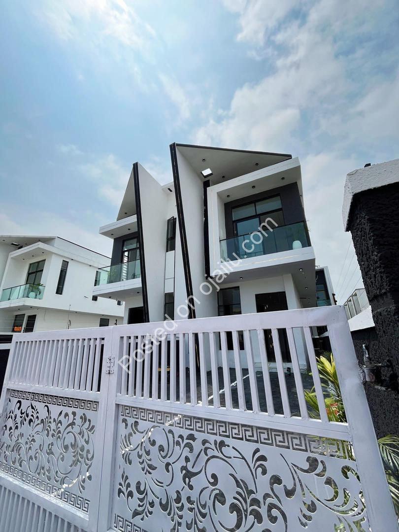 Lekki’s Finest: Spacious 4-Bed Duplex in Secure Estate