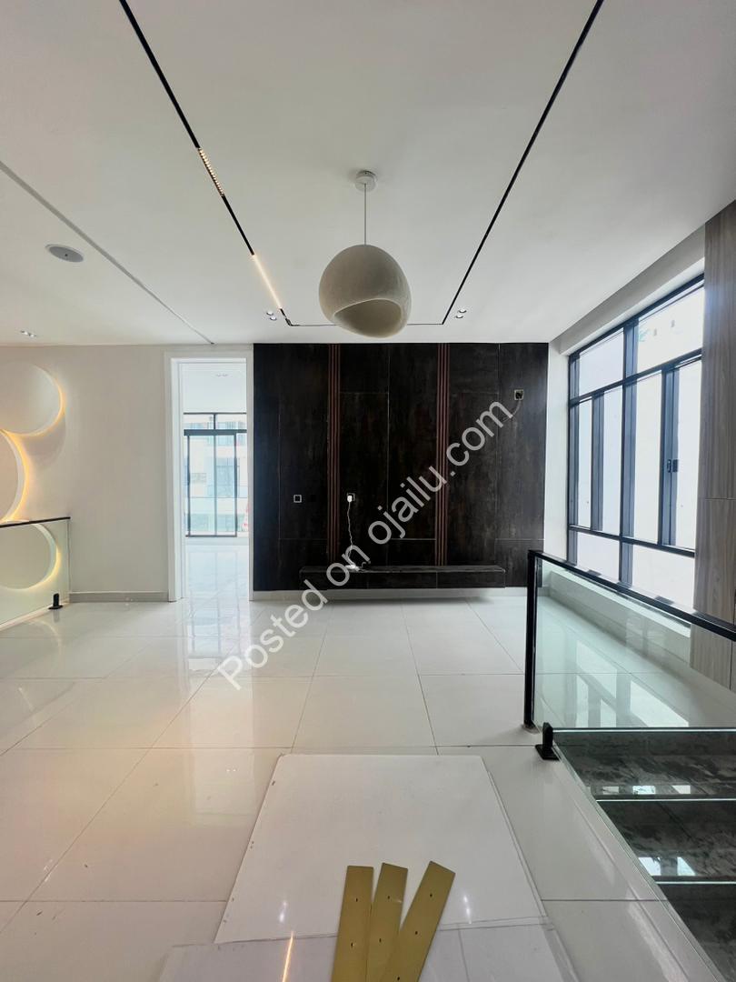 Lagos Luxury: 6-Bed Duplex with Cinema & Pool