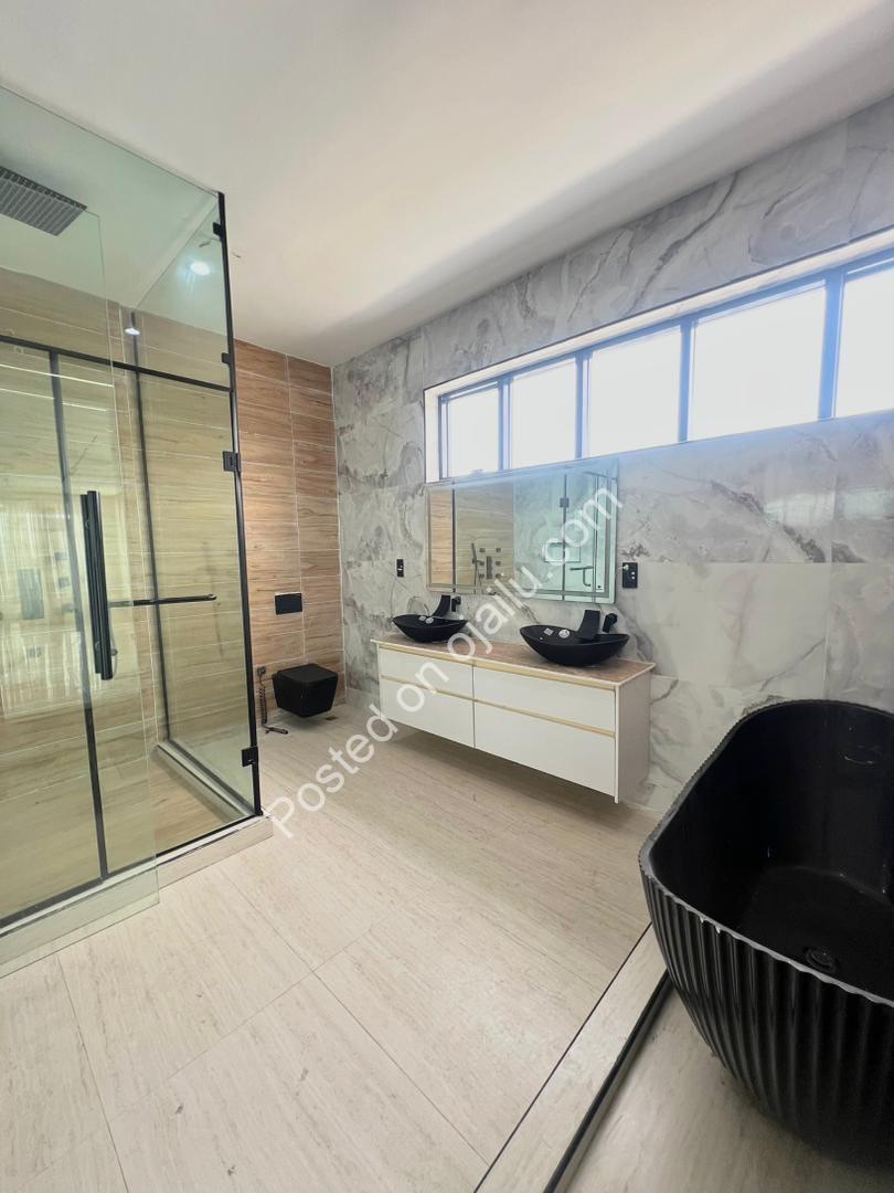 Lagos Luxury: 6-Bed Duplex with Cinema & Pool