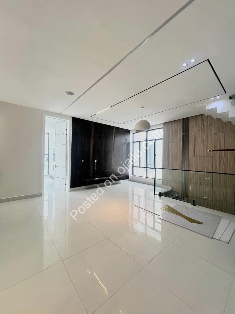 Lagos Luxury: 6-Bed Duplex with Cinema & Pool