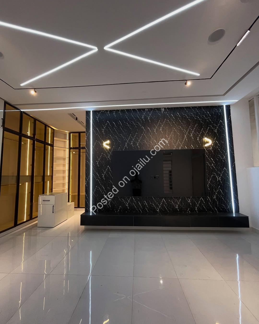 Elegant 5-Bed Oasis with Pool & Wine Bar in Lekki