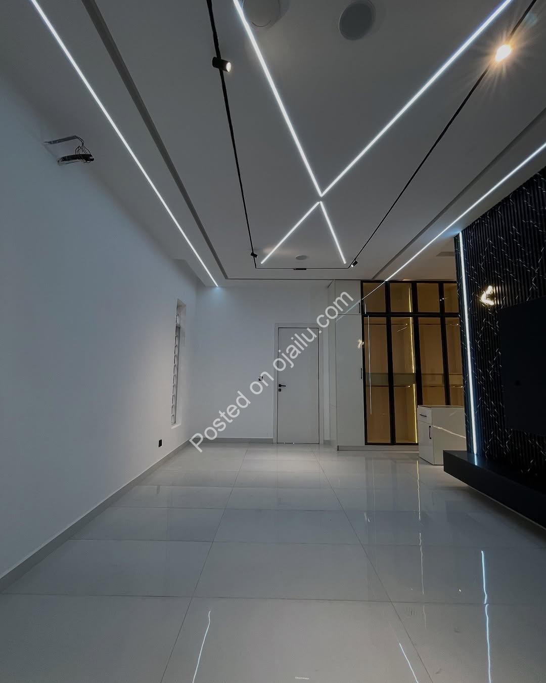 Elegant 5-Bed Oasis with Pool & Wine Bar in Lekki